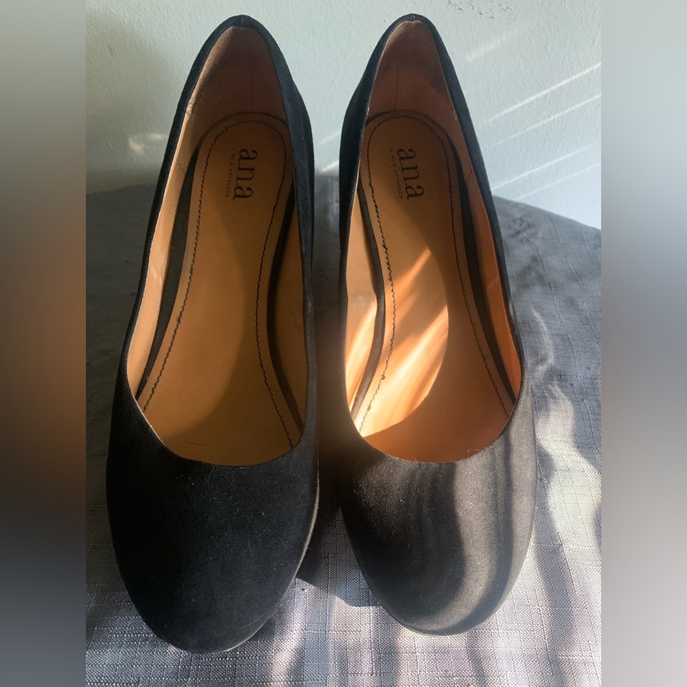 Black round toe wedge heels